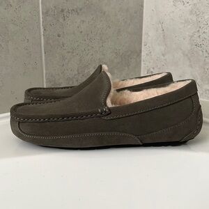 UGG Men’s ASCOT Slipper Size 8